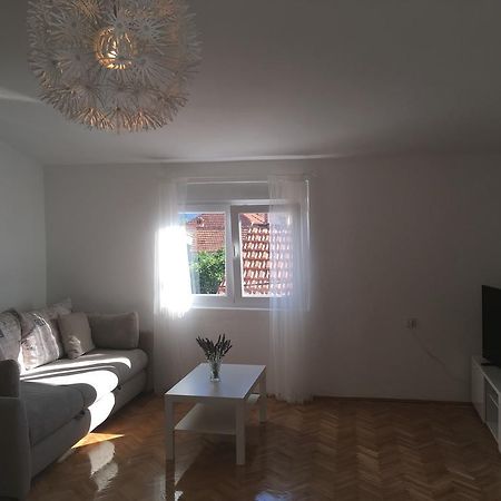 Centre Apartment Божава Экстерьер фото