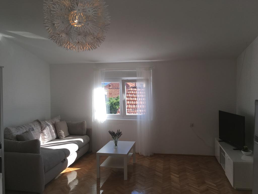 Centre Apartment Божава Экстерьер фото